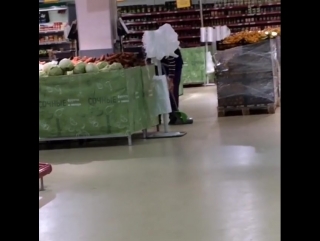 how dirt is removed from the floors in the magnit hypermarket © video