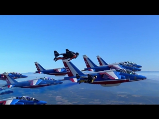 three thrill-seekers on jet wings flew in the same formation with the planes © video